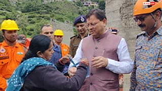 धराली में गुजरात की महिला ने CM को भी कर दिया भावुक। धामी को बांधी राखी