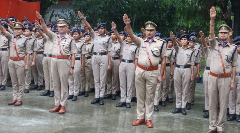 79 वें स्वतंत्रता दिवस के अवसर पर एसएसपी देहरादून द्वारा पुलिस लाइन देहरादून में किया ध्वजारोहण*