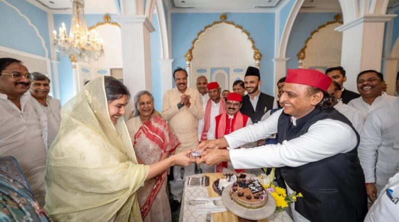 अखिलेश यादव ने 100 रुपए का नोट निकाला और इकरा को जन्मदिन पर गिफ्ट किया।