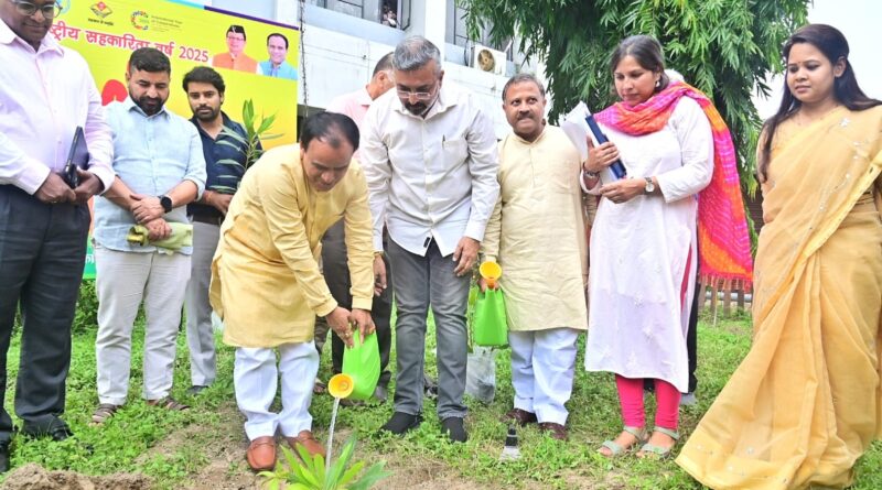 किसानों को सहकारिता समितियों के माध्यम से गांवों में ही सभी सुविधाएं उपलब्ध कराने के लिए सरकार द्वारा 22 कार्यक्रम किए गए है शामिल।