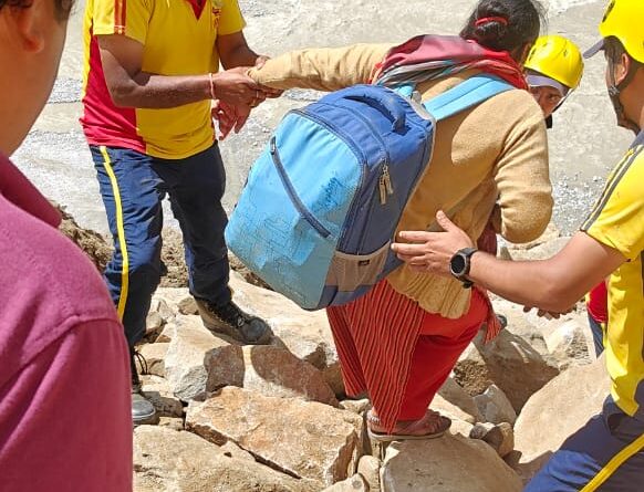 भूस्खलन से मलारी रोड बाधित होने पर SDRF ने चलाया रेस्क्यू ऑपरेशन, 90 लोगों को सकुशल कराया आर-पार 