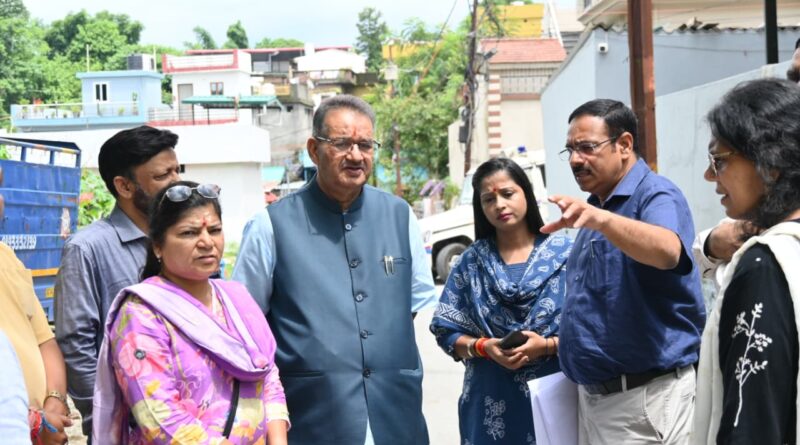 देहरादून में नीलकण्ठ विहार पथरियापीर सीवर लाइन निर्माण हेतु कार्यस्थल का निरीक्षण करते कैबिनेट मंत्री गणेश जोशी