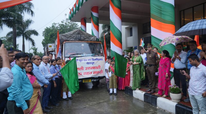 स्वतंत्रता दिवस के अवसर पर एसजीआरआर विश्वविद्यालय की कुलपति व रजिस्ट्रार ने हरी झण्डी दिखाकर 4 वाहनों को रवाना किया
