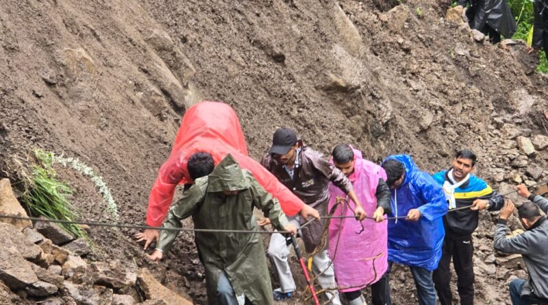 द्वितीय केदार मध्यमहेश्वर यात्रा मार्ग बंद होने से जान हथेली पर रखकर यात्रियों को निकालते जवान…