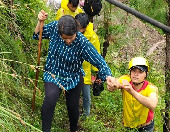 रुद्रप्रयाग, मदमहेश्वर यात्रा मार्ग पर भूस्खलन से अवरुद्ध रास्ते पर SDRF का त्वरित रेस्क्यू अभियान