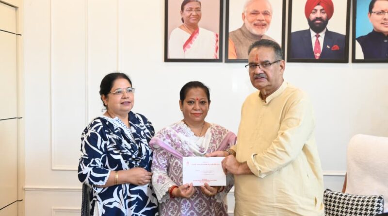 कैबिनेट मंत्री गणेश जोशी को गोर्खाली महिला हरितालिका तीज उत्सव 2025 के लिए आमंत्रण भेंट करते पदाधिकारीगण।