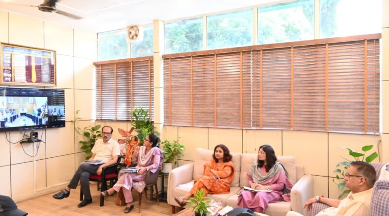 केंद्रीय ग्रामीण विकास मंत्री शिवराज सिंह चौहान की अध्यक्षता में आयोजित बैठक में वर्चुअल माध्यम से प्रतिभाग करते ग्राम्य विकास मंत्री गणेश जोशी