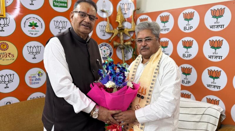 नई दिल्ली में उत्तराखंड प्रदेश प्रभारी दुष्यंत कुमार गौतम से भेंट करते कैबिनेट मंत्री गणेश जोशी।