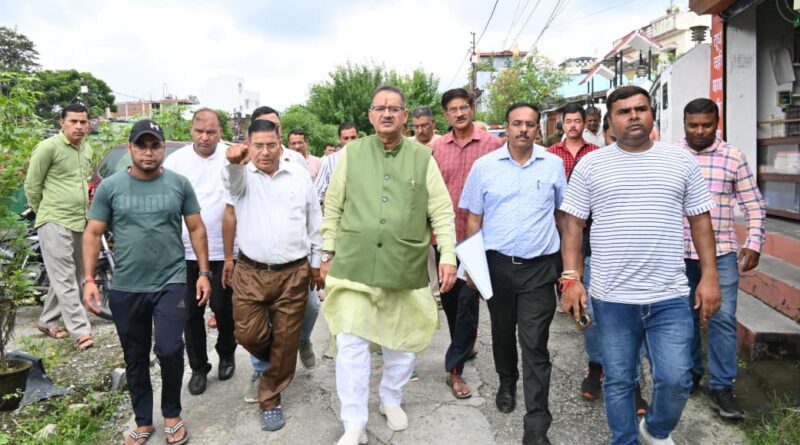 कंडोली में रिस्पना-बिंदाल एलिवेटेड परियोजना के क्षेत्र का निरीक्षण करते कैबिनेट मंत्री गणेश जोशी।