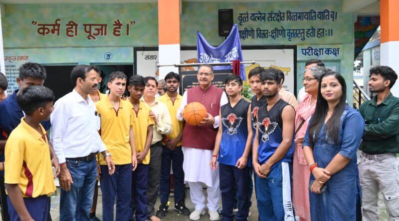 खेल दिवस पर खिलाड़ियों के साथ कैबिनेट मंत्री गणेश जोशी, बास्केटबॉल कोर्ट एवं पुस्तकालय का शिलान्यास