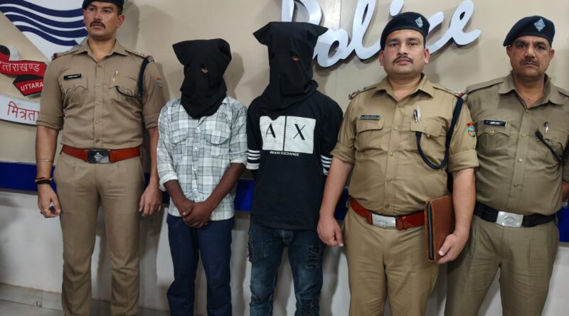 कन्सट्रक्शन साइट पर केयर टेकर की हत्या करने वाले 02 अभियुक्तों को पुलिस ने किया गिरफ्तार।