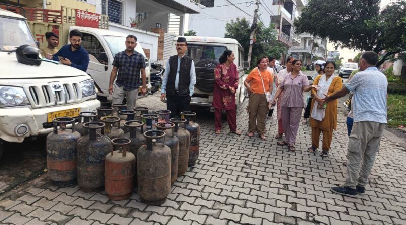 वैध गैस रिफिलिंग पर जिला प्रशासन सख्त; 34 सिलेंडर जब्त  डीएम के निर्देश अवैध गैस रिफिलिंग की शिकायत पर जिला प्रशासन की छापेमारी