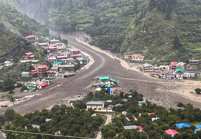 सरकार बोली- 130 लोगों को बचाया गया, सीएम धामी ने उच्च अधिकारियों के साथ की बैठक