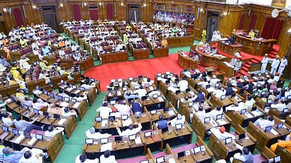 अपराध पर ‘योगी’ का वार: गैंगस्टर पर कसी नकेल
