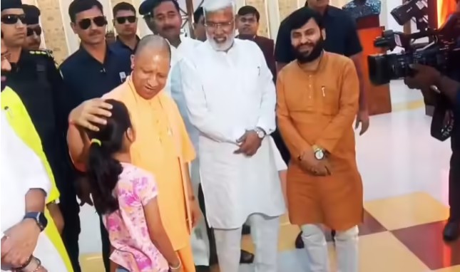 सीएम योगी ने सिर पर रखा हाथ, याद आई 6 महीने पुरानी वो कहानी