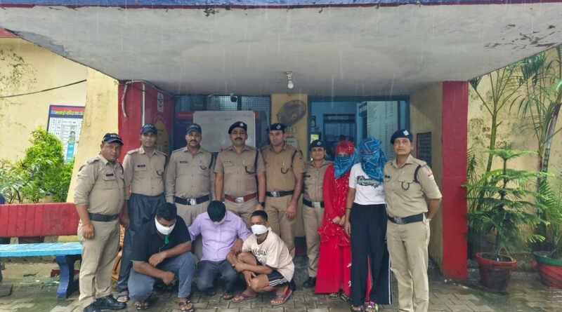 एसएसपी देहरादून को मिली गोपनीय सूचना पर पुलिस टीम ने हरबर्टपुर स्थित एक मकान में की आकस्मिक छापेमारी