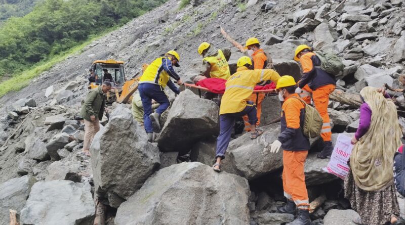 रुद्रप्रयाग, श्रीकेदारनाथ यात्रा मार्ग पर मुनकटिया स्लाइडिंग जोन में SDRF का रेस्क्यू अभियान, 02 बीमार यात्रियों को सुरक्षित पहुँचाया अस्पताल