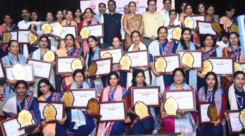 समाज के लिए प्रेरणाश्रोत बन रही महिलाएं : रेखा आर्या 33 महिलाओं को आंगनबाड़ी कार्यकत्री पुरस्कार मिला