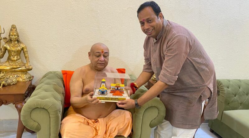 चार यात्रा व्यवस्थाओंं पर की चर्चा महाराज  को बदरी-केदार की प्रतिकृति भेंट की