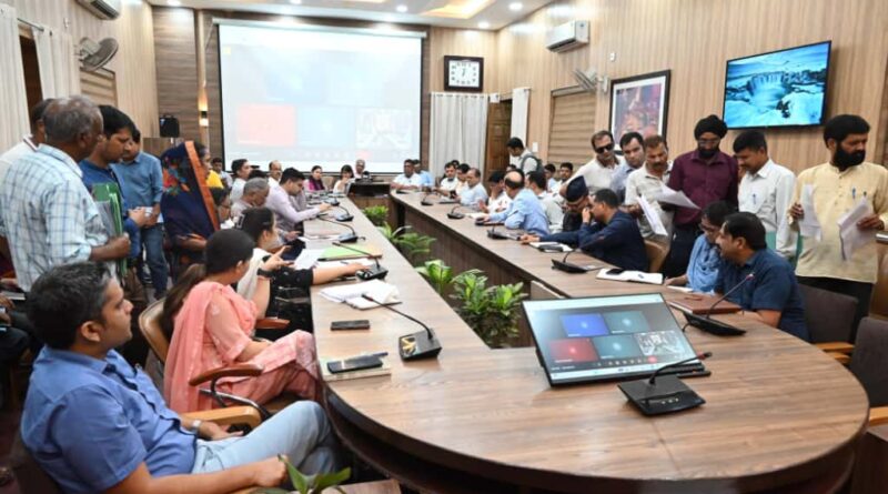 क्लेक्ट्रेट में सोमवार को लगा जनता दरबार, सुनी 125 लोगों की समस्याएं।