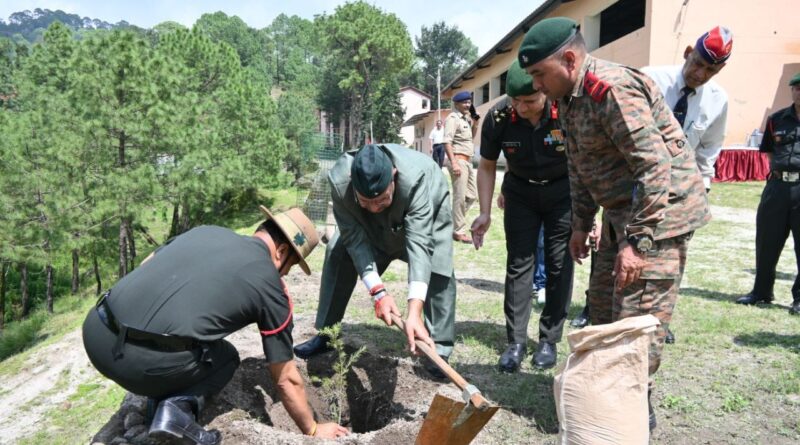 हिमालय दिवस पर सैनिक कल्याण मंत्री गणेश जोशी ने लैंसडाउन छावनी में किया वृक्षारोपण