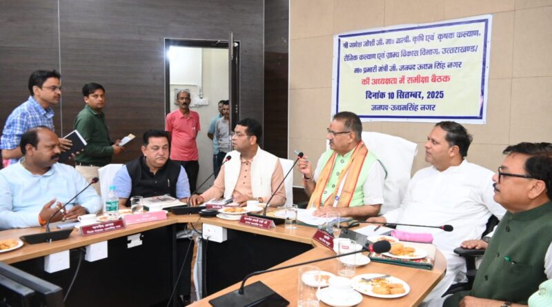 रुद्रपुर में जनपद के विभिन्न विभागों के जिला स्तरीय अधिकारियों की समीक्षा करते कैबिनेट मंत्री गणेश जोशी।