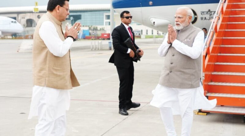 प्रधानमंत्री ने देहरादून का दौरा किया और उत्तराखंड में बाढ़ से हुए नुकसान का आकलन करने के लिए समीक्षा बैठक की