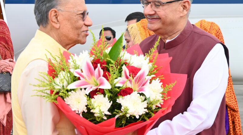 जॉलीग्रांट एयर पोर्ट पर मॉरीशस के प्रधानमंत्री का पुष्पगुच्छ भेंट कर उनका स्वागत करते कैबिनेट मंत्री गणेश जोशी