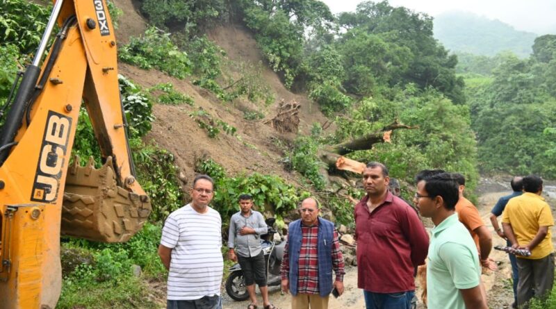 मसंदावाला, मजाडा गांव सहित विभिन्न आपदा प्रभावित क्षेत्रों का निरीक्षण करते कैबिनेट मंत्री गणेश जोशी