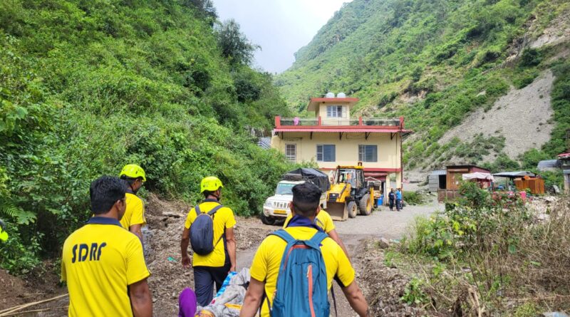 पुलेथ गाँव, देहरादून में SDRF का रेस्क्यू कार्य