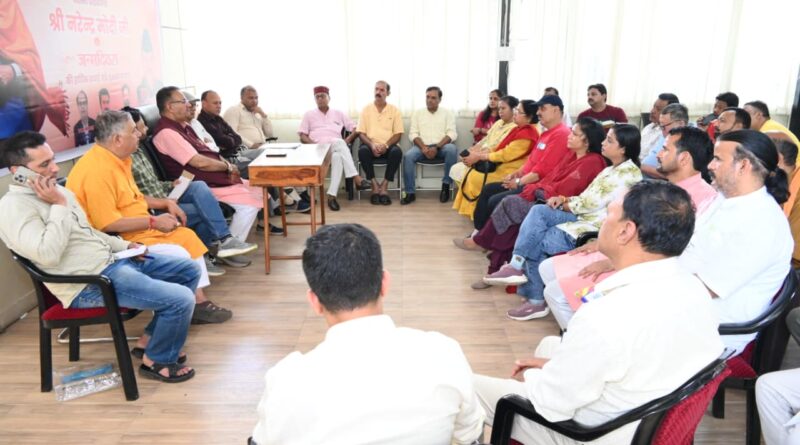 सेवा पखवाड़ा के अंतर्गत आयोजित वाले वाले कार्यक्रमों के संबंध में पार्टी पदाधिकारियों के साथ बैठक करते कैबिनेट मंत्री गणेश जोशी।