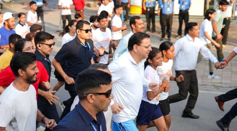 पुष्कर सिंह धामी ने रविवार को घंटाघर, देहरादून में ‘सेवा पखवाड़ा’ कार्यक्रम के अंतर्गत आयोजित ‘नमो युवा रन’ का फ्लैग ऑफ किया