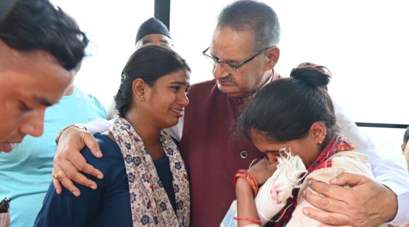 कैबिनेट मंत्री ने आपदा पीड़ितों का जाना हाल, सरकार की ओर से हर संभव मदद का दिया भरोसा
