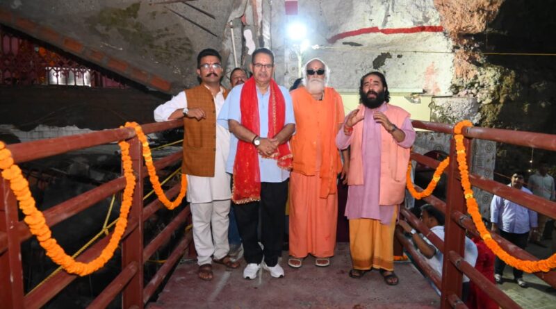 टपकेश्वर मंदिर में रिकॉर्ड समय के भीतर तैयार किए गए नव निर्मित पुल का विधिवत उद्घाटन करते कैबिनेट मंत्री गणेश जोशी