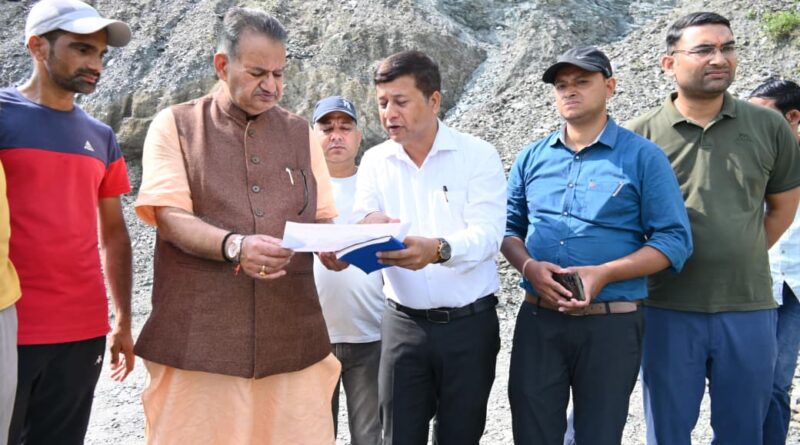 कैबिनेट मंत्री गणेश जोशी ने प्रभावित क्षेत्र भीतरली गांव का दौरा कर अतिवृष्टि से क्षतिग्रस्त सड़क का किया स्थलीय निरीक्षण