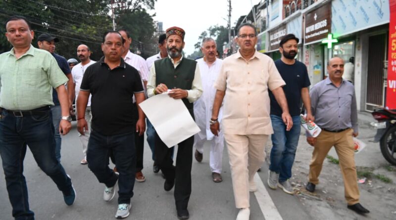 कैबिनेट मंत्री गणेश जोशी ने जीएसटी की नई दरों के जनजागरूकता कार्यक्रम के अंतर्गत हाथीबड़कला बाजार में किया भ्रमण।