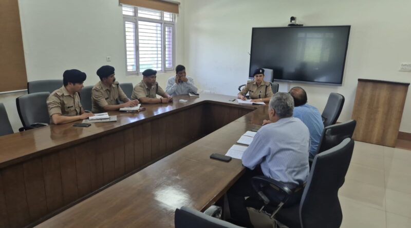 UKSSSC के कार्यालय में अधिकारियों/कर्मचारियों से पूछताछ कर उनके रिकार्ड खंगाले गये