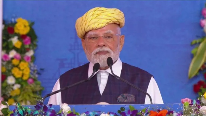 चिप से शिप तक का भारत में करेंगे निर्माण’: गुजरात को PM मोदी ने दी ₹34200 करोड़ की सौगात, बोले- 2047 तक हर कीमत पर बनना होगा आत्मनिर्भर