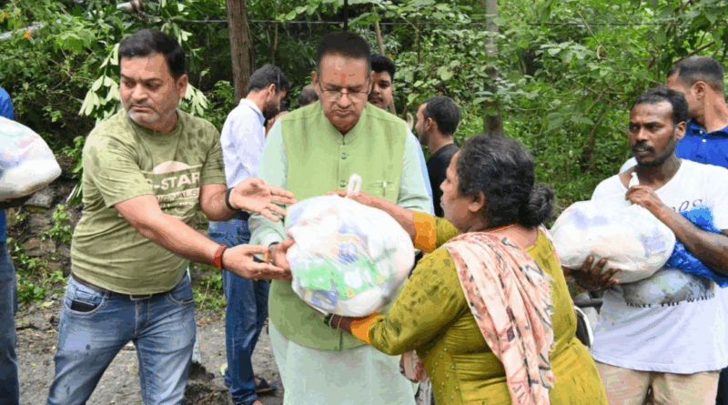 देहरादून में आपदा प्रभावित क्षेत्रों का निरीक्षण करते कैबिनेट मंत्री गणेश जोशी