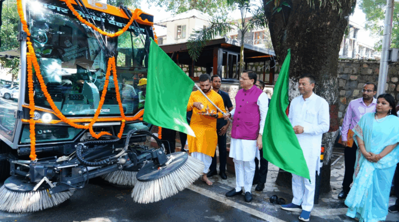 पुष्कर सिंह धामी ने शुक्रवार को मुख्यमंत्री कैम्प कार्यालय परिसर में नगर निगम, देहरादून द्वारा संचालित वैक्यूम बेस्ड रोड़ स्वीपिंग मशीन का फ्लैग ऑफ किया