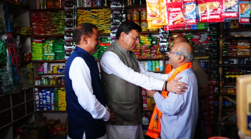 पुष्कर सिंह धामी ने बुधवार को देहरादून के कुँआवाला बाजार में “स्वदेशी अपनाओ” तथा जीएसटी की नई दरों के व्यापक प्रचार-प्रसार हेतु जनजागरूकता कार्यक्रम के अंतर्गत बाजार भ्रमण किया