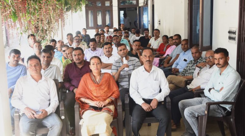  कैबिनेट मंत्री रेखा आर्या ने रविवार को निजी आवास सोमेश्वर में पार्टी कार्यकर्ताओं के साथ मन की बात कार्यक्रम का 126 वां एपिसोड सुना