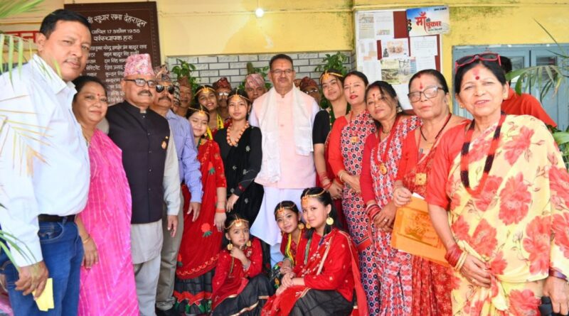 गोर्खाली सुधार सभागार में ‘हाम्रो दशैं सांस्कृतिक महोत्सव-2025’ में प्रतिभाग करते कैबिनेट मंत्री गणेश जोशी
