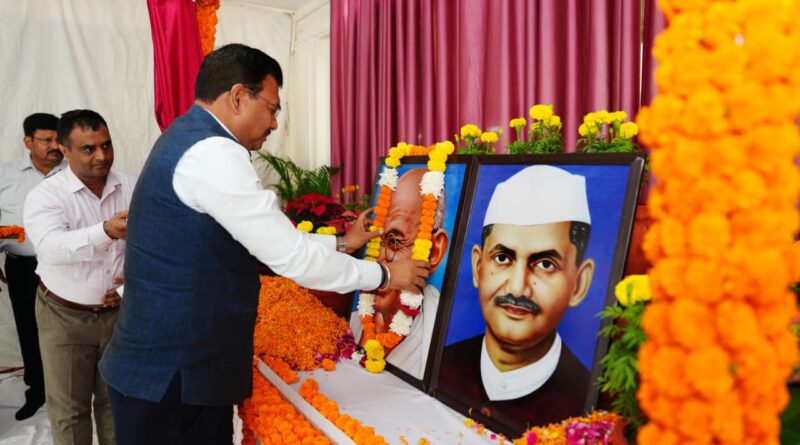 मुख्य सचिव  आनन्द बर्द्धन ने सचिवालय में राष्ट्रपिता महात्मा गांधी और पूर्व प्रधानमंत्री स्व. लाल बहादुर शास्त्री की जयंती पर उनके चित्र पर माल्यार्पण कर उनका भावपूर्ण स्मरण किया