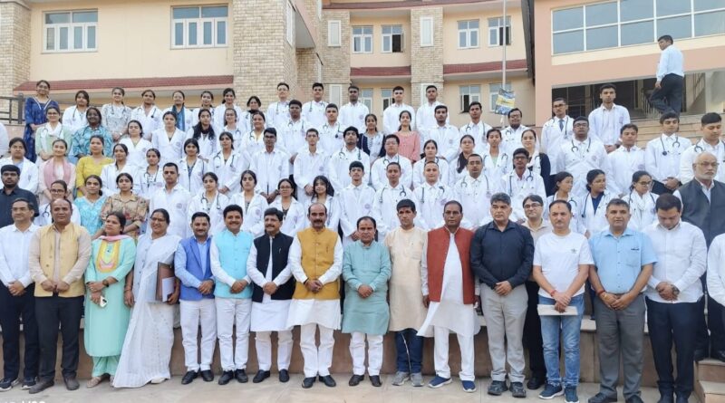 स्वास्थ्य मंत्री डा. रावत ने दिलाई मेडिकल छात्रों को चरक शपथ
