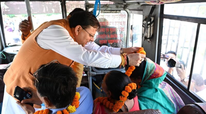 मुख्यमंत्री पुष्कर सिंह धामी ने श्रद्धालुओं के दल को गंगोत्री धाम के लिए किया रवाना