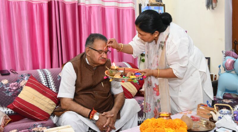 भाईदूज के पर्व पर बहनों के बीच पहुंचे कैबिनेट मंत्री गणेश जोशी