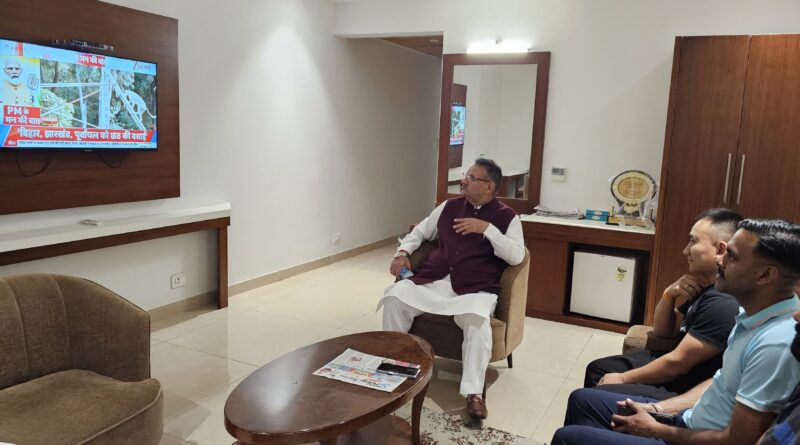 नई दिल्ली में मुख्यमंत्री रेखा गुप्ता से की शिष्टाचार भेंट करते कैबिनेट मंत्री गणेश जोशी, देवभूमि उत्तराखण्ड आने का दिया निमंत्रण