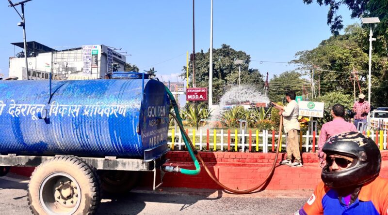 सुबह-सवेरे राजपुर रोड के सौंदर्यीकरण कार्यों का लिया जायजा, अधिकारियों व मजदूरों से की बातचीत