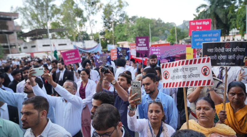एसजीआरआरयू के छात्र-छात्राओं ने नशा विरुद्ध जनसंदेश रैली में दिया नशा ना करने का सन्देश